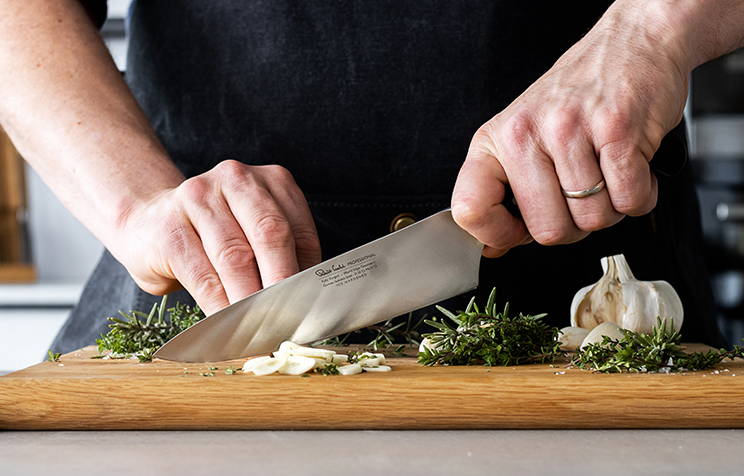 How to choose between our Signature and Professional Knife Collections